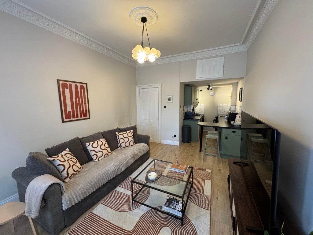Flat Overdale Gardens in Glasgow