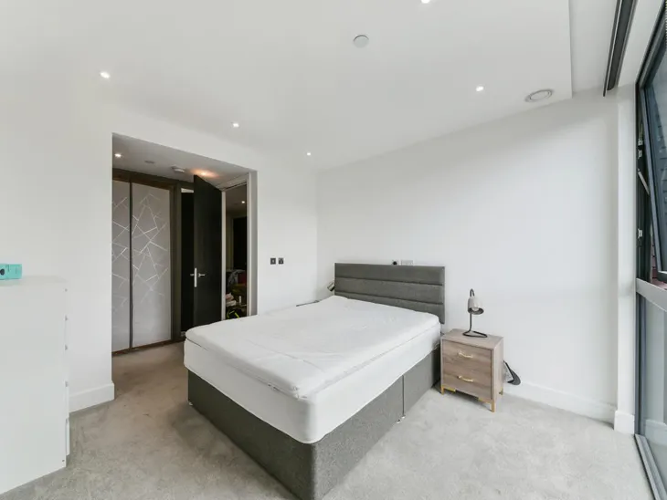 Flat Piazza Walk in Greater London
