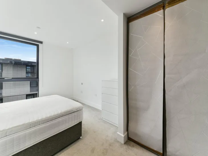 Flat Piazza Walk in Greater London