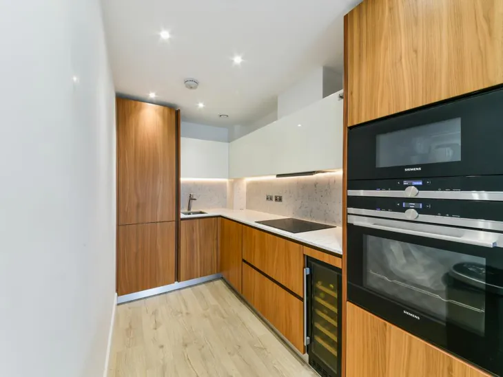 Flat Piazza Walk in Greater London