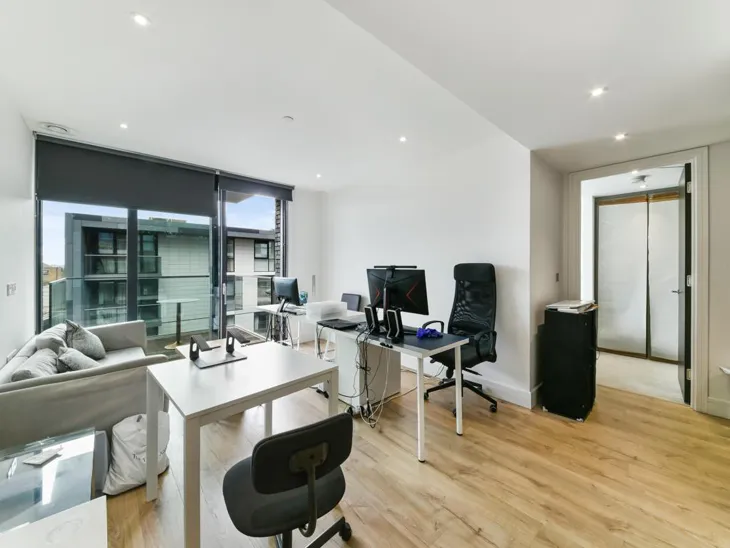 Flat Piazza Walk in Greater London