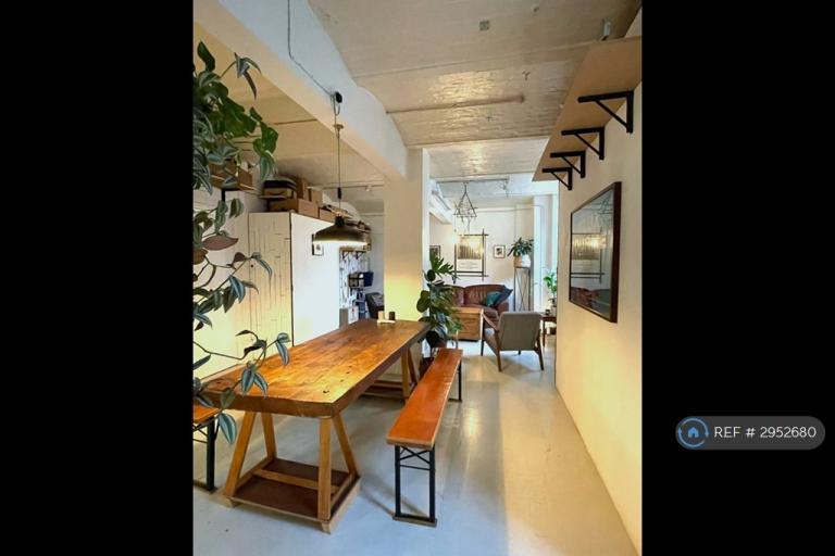 Flat Digby Road in Greater London