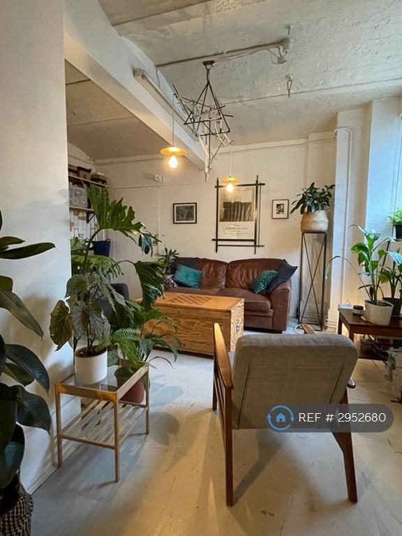 Flat Digby Road in Greater London