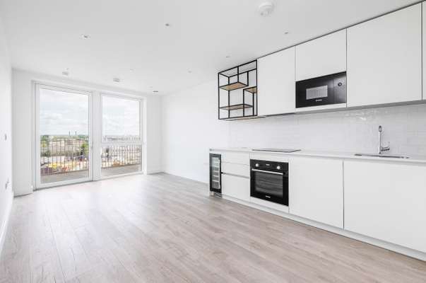Flat Beresford Avenue in Greater London