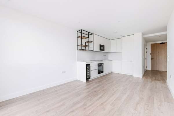 Flat Beresford Avenue in Greater London