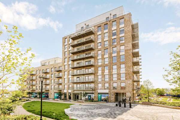 Flat Beresford Avenue in Greater London