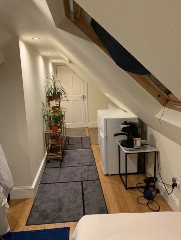 Room Glengall Road in Greater London