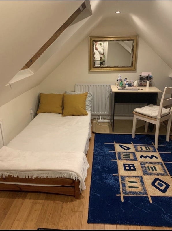Room Glengall Road in Greater London