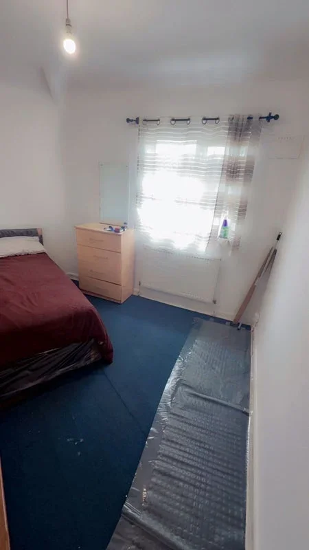 Room Rowdowns Road in Greater London
