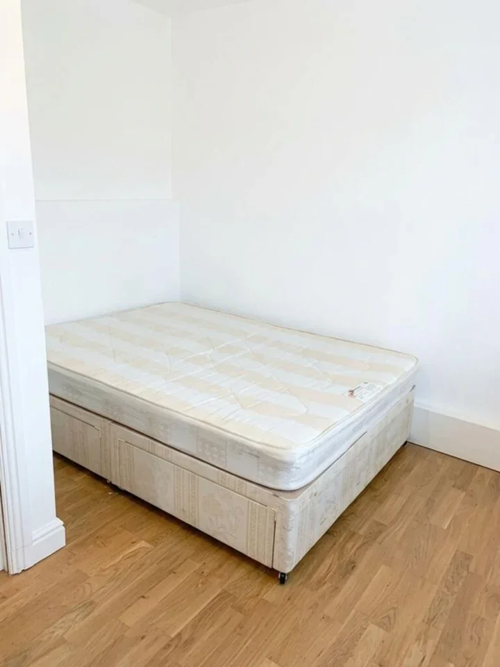 Flat Auckland Rise in Greater London