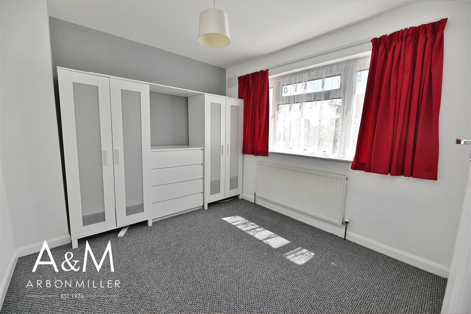 Flat Fullwell Avenue in Greater London