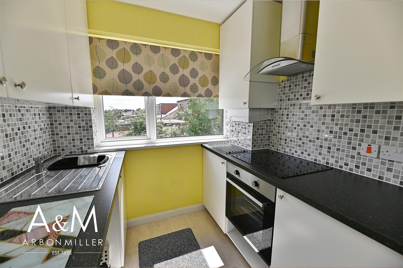 Flat Fullwell Avenue in Greater London