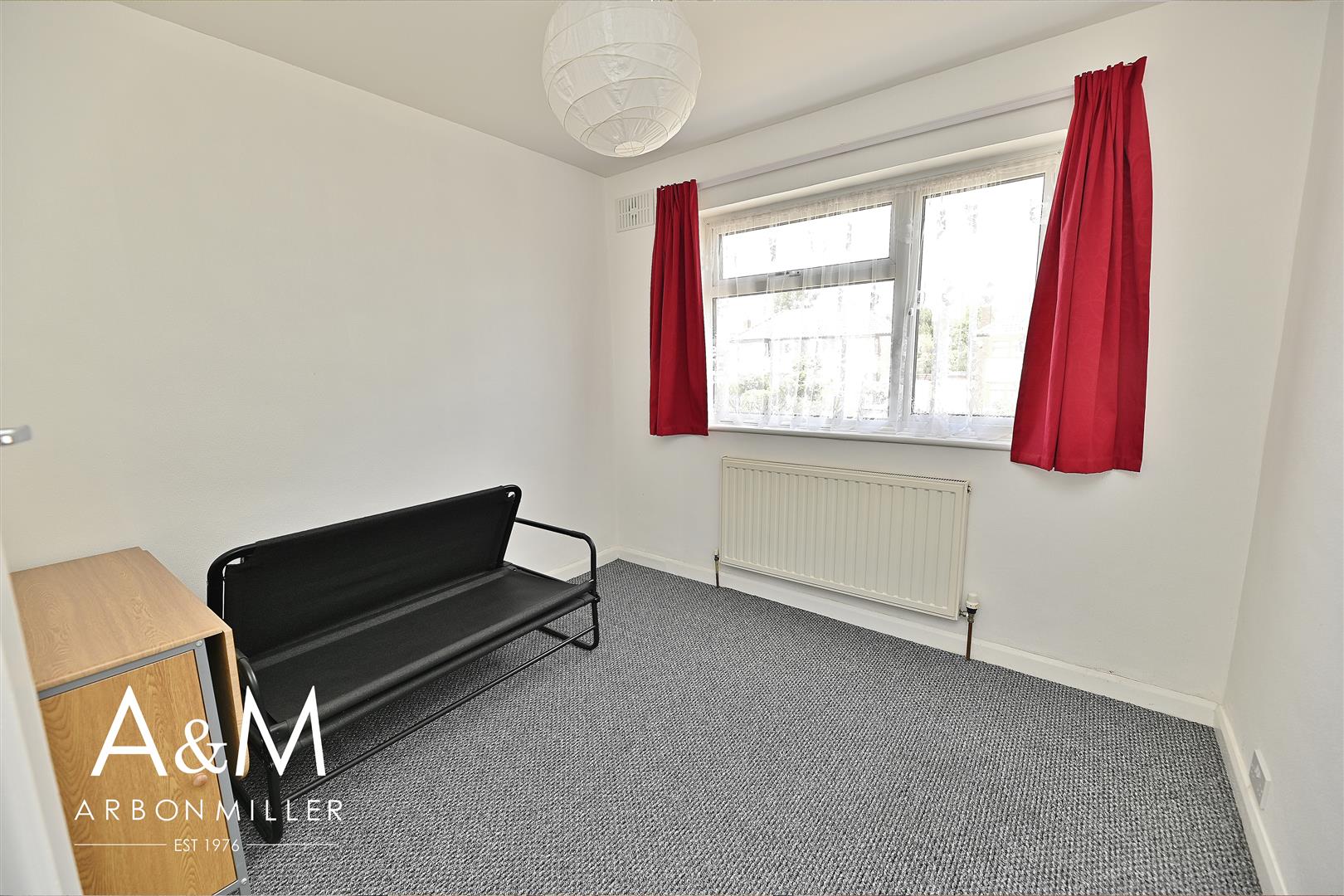 Flat Fullwell Avenue in Greater London
