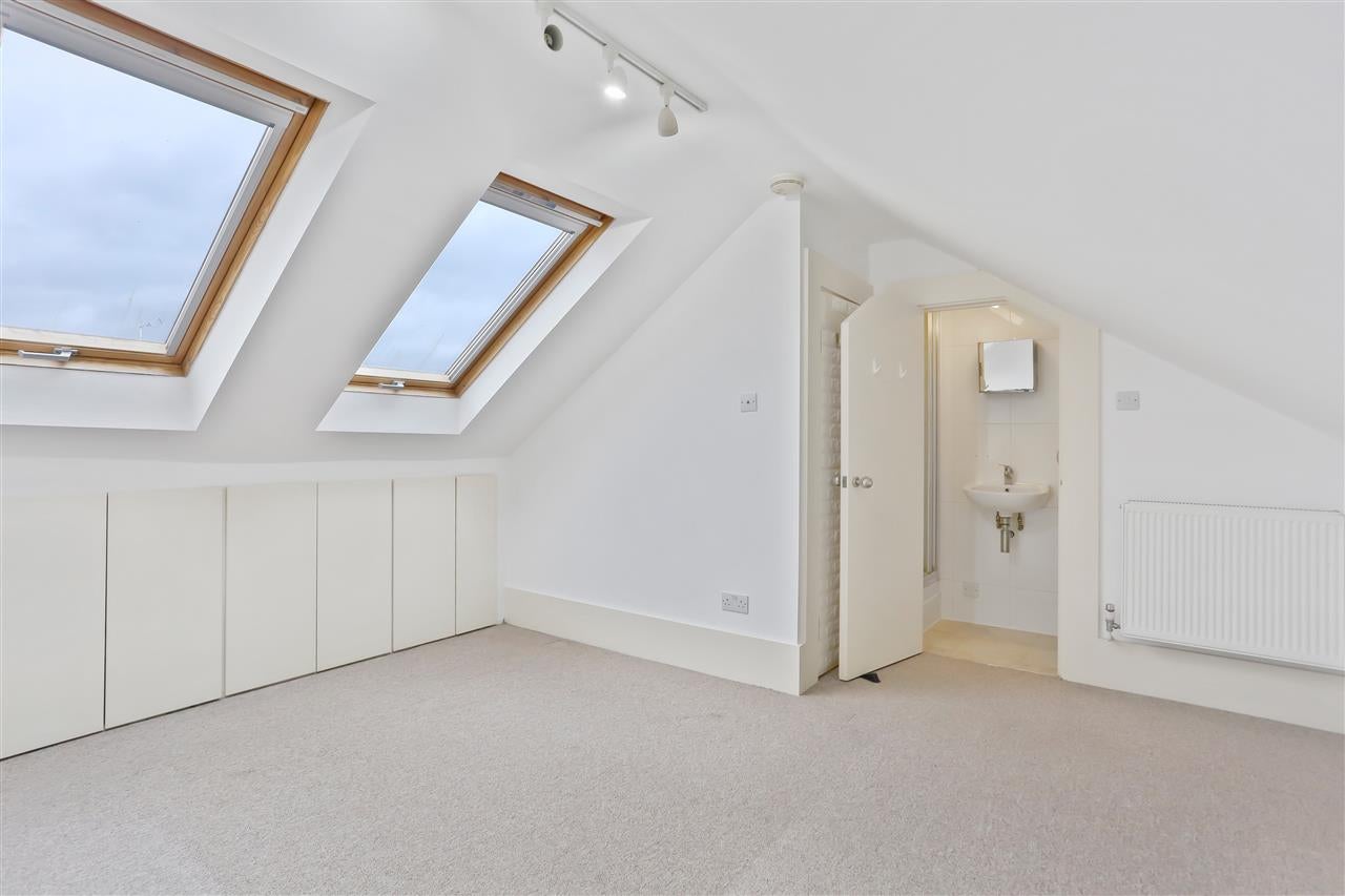 Flat Hugo Road in Greater London