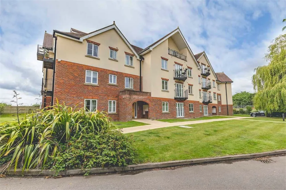 Flat Datchet Road in Slough