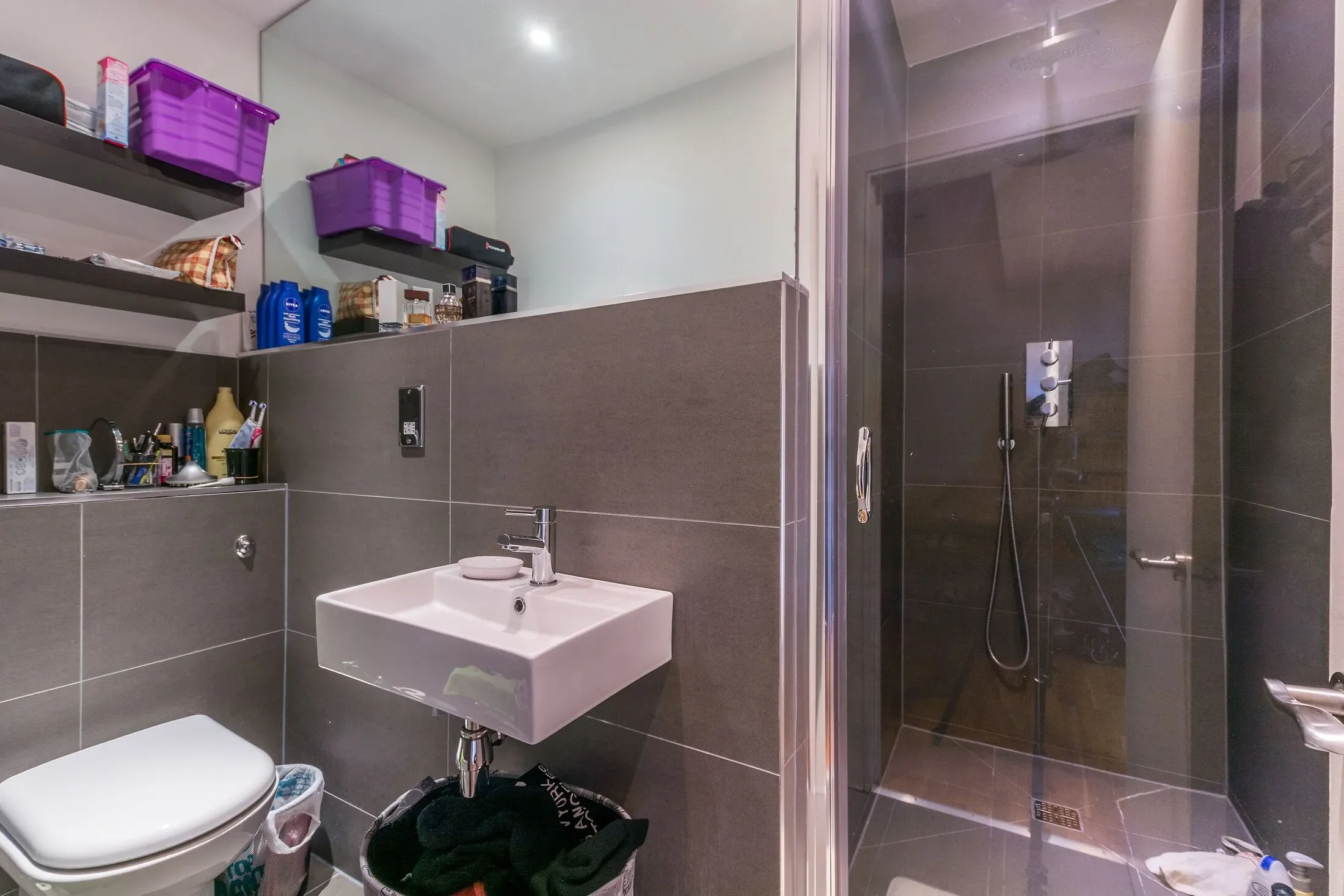 Flat Rossiter Road in Greater London