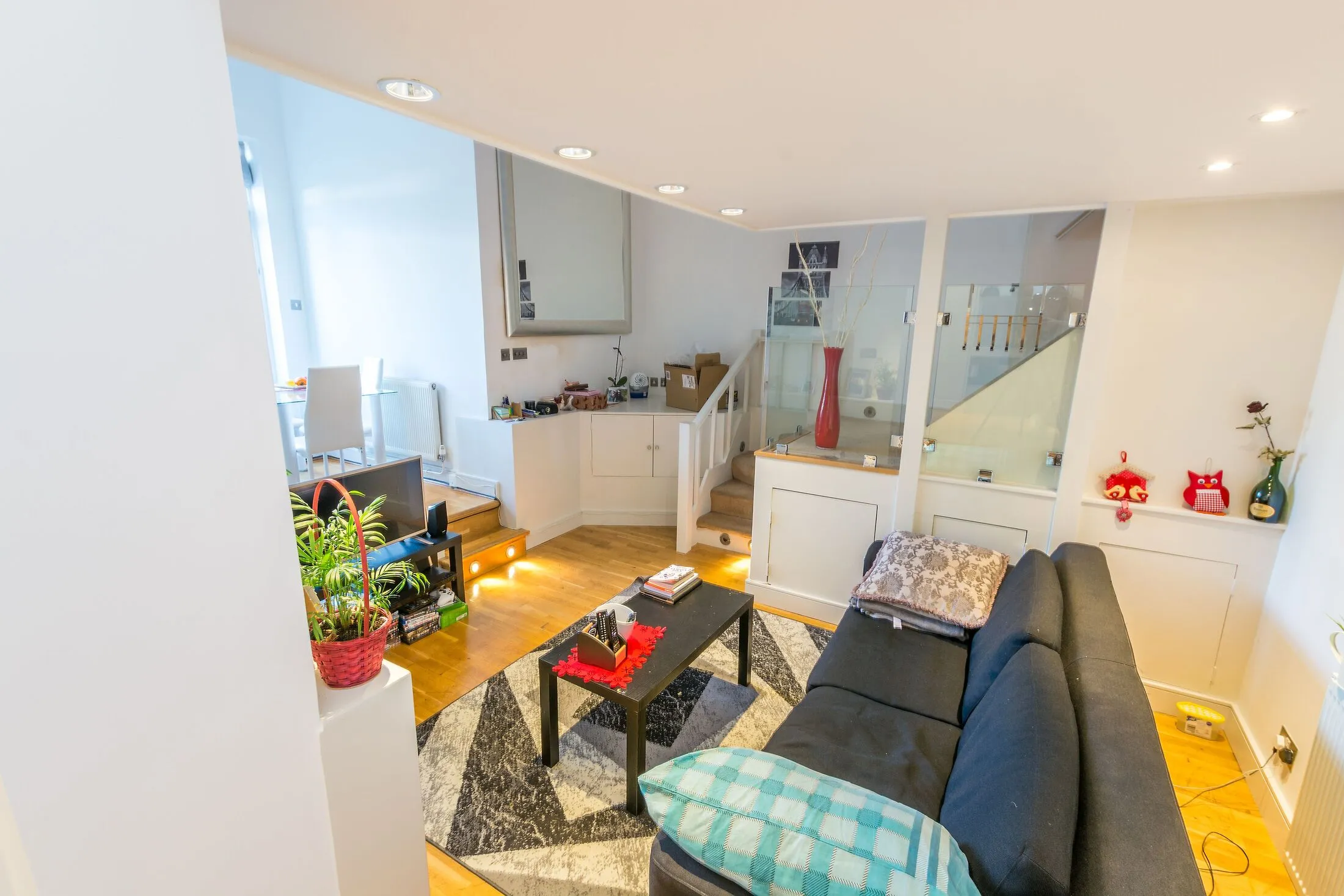 Flat Rossiter Road in Greater London