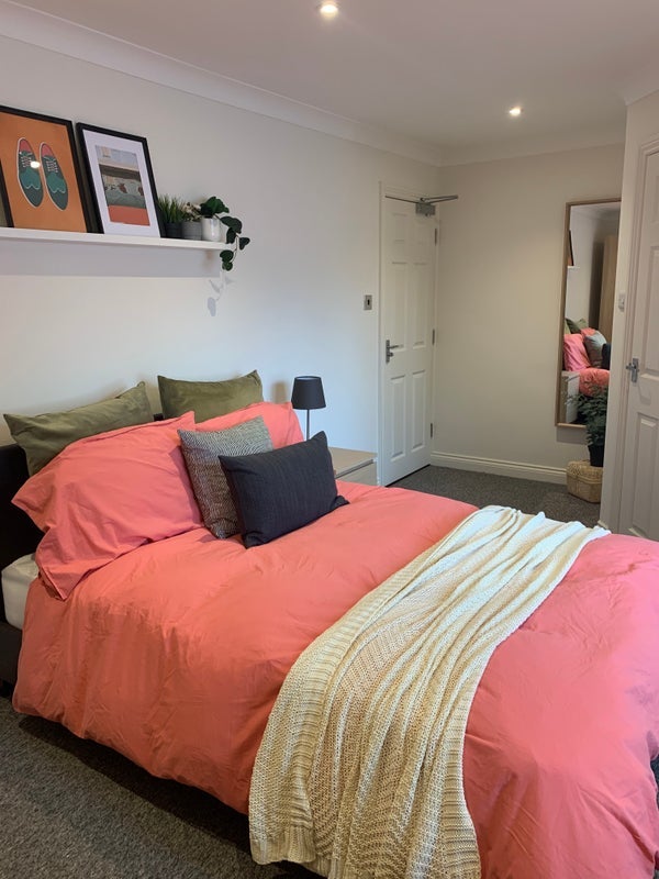 Room Robinson Close in West Suffolk