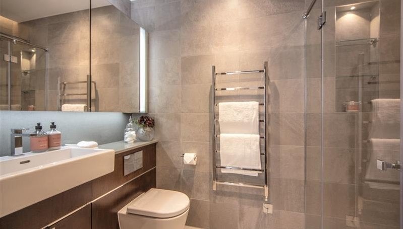 Flat Ponton Road in Greater London
