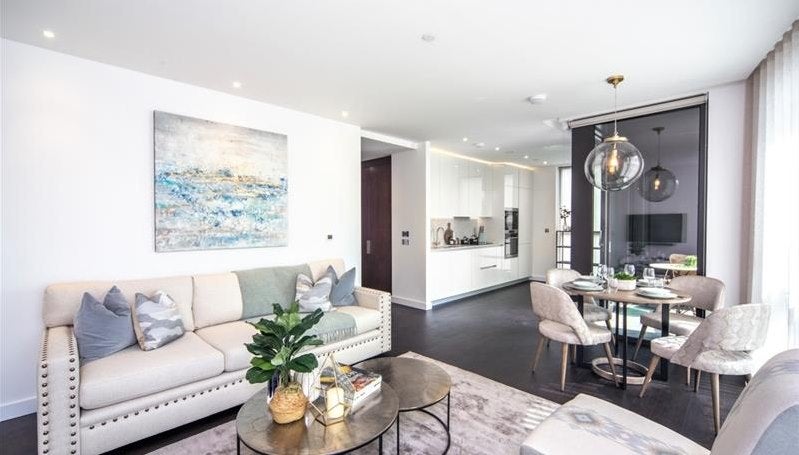 Flat Ponton Road in Greater London