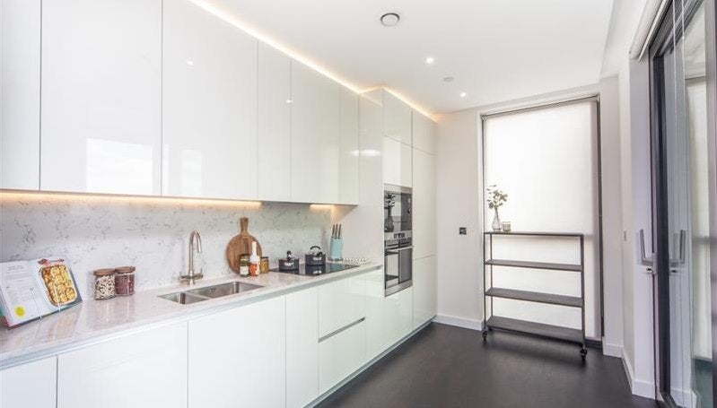 Flat Ponton Road in Greater London