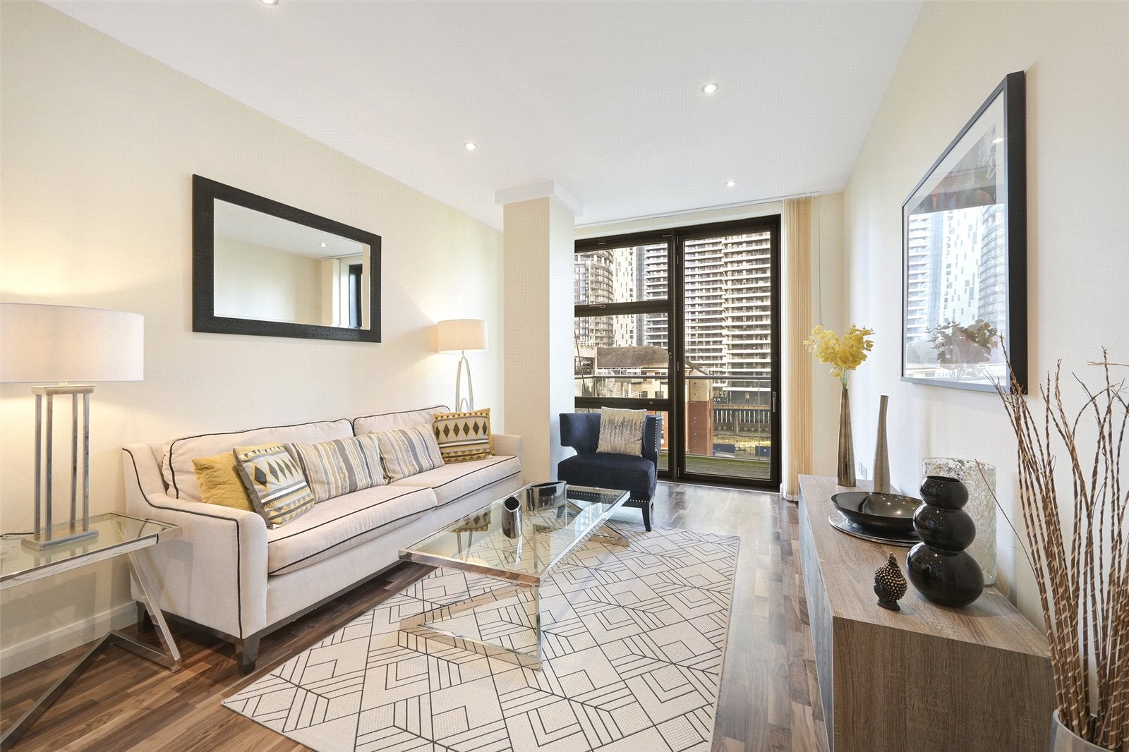 Flat South Quay Square in Greater London