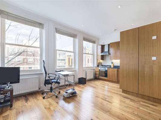 Flat Castletown Road in Greater London