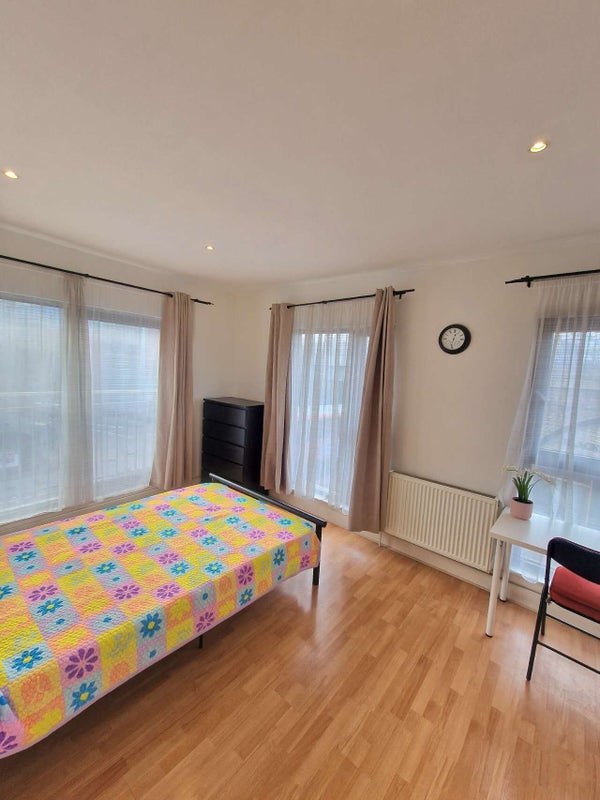 Room Queen's Road in Greater London