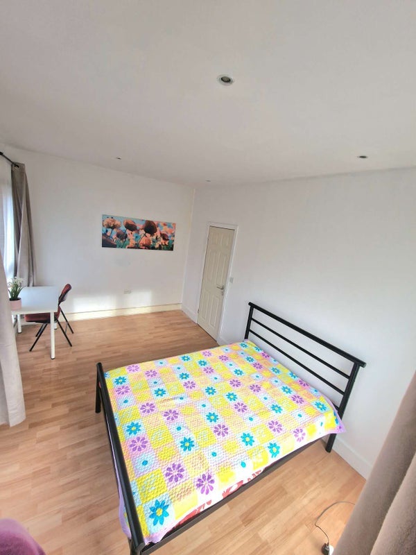 Room Queen's Road in Greater London