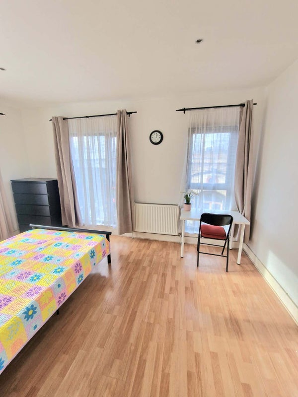 Room Queen's Road in Greater London
