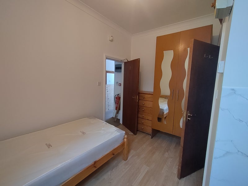 Flat Waldeck Road in Greater London