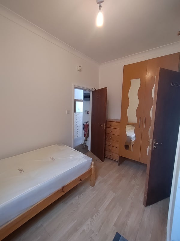 Flat Waldeck Road in Greater London