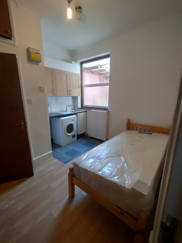 Flat Waldeck Road in Greater London