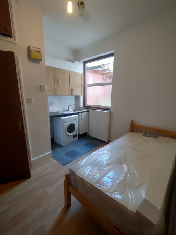 Flat Waldeck Road in Greater London