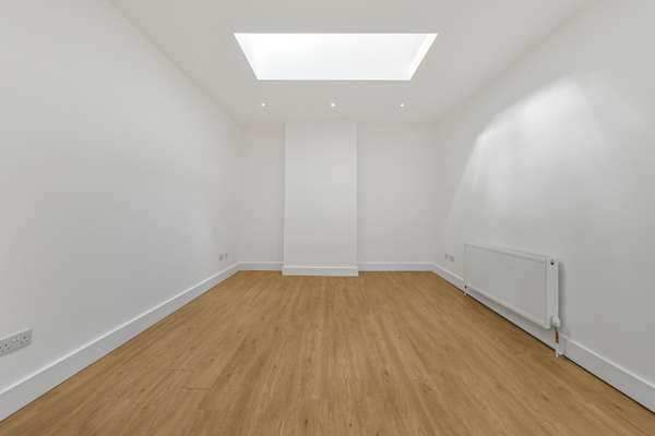 Flat Victoria Mews in Greater London