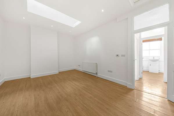 Flat Victoria Mews in Greater London