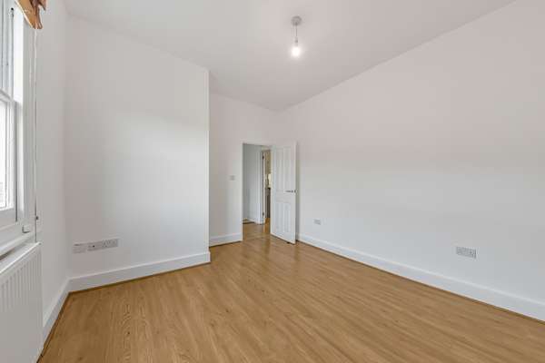 Flat Victoria Mews in Greater London
