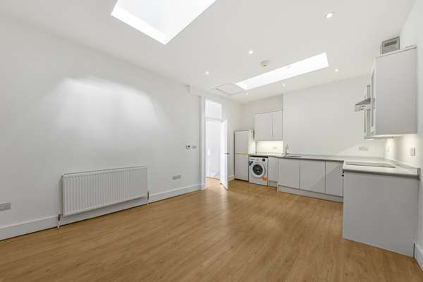 Flat Victoria Mews in Greater London