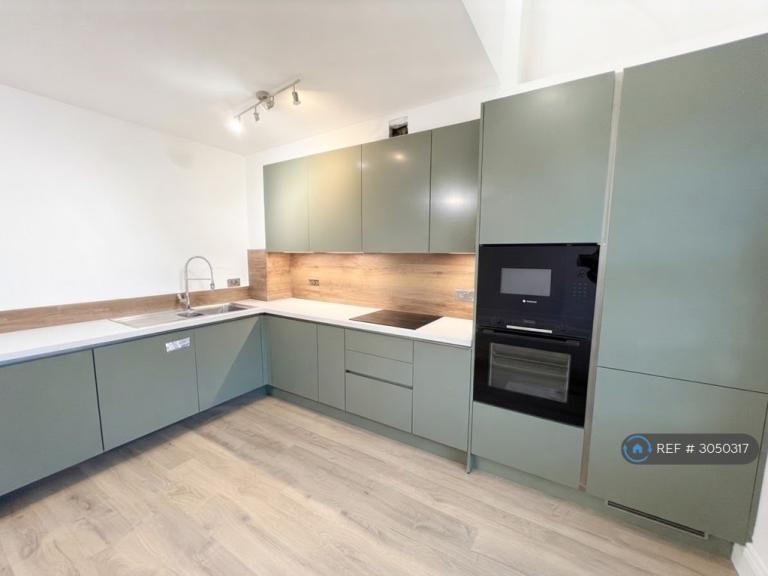 Flat Percy Road in Greater London