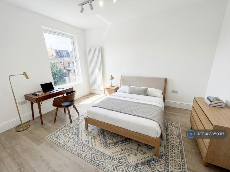 Flat Percy Road in Greater London