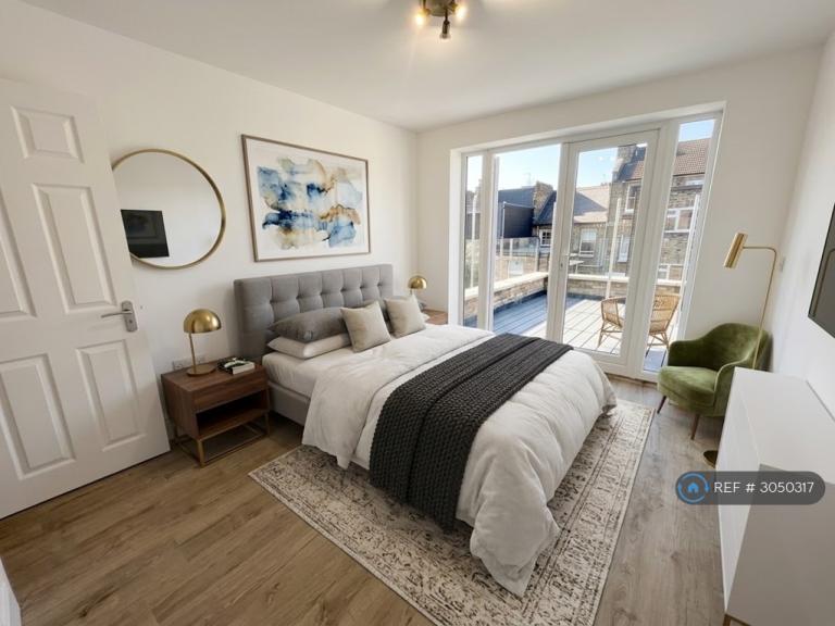 Flat Percy Road in Greater London