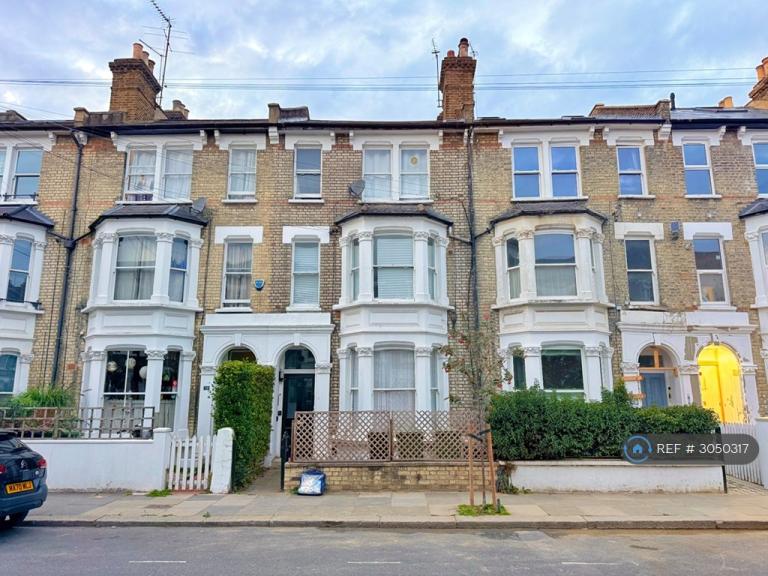 Flat Percy Road in Greater London