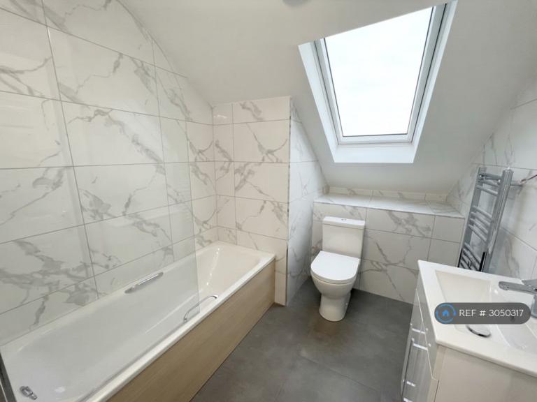 Flat Percy Road in Greater London
