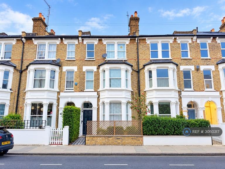 Flat Percy Road in Greater London