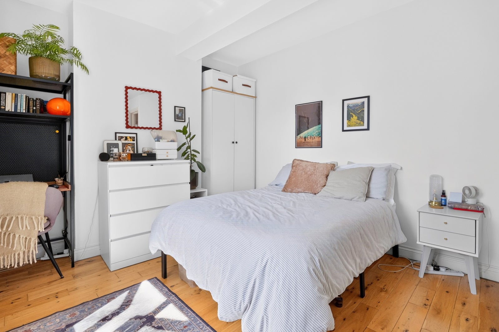 Flat Hawthorne Close in Greater London