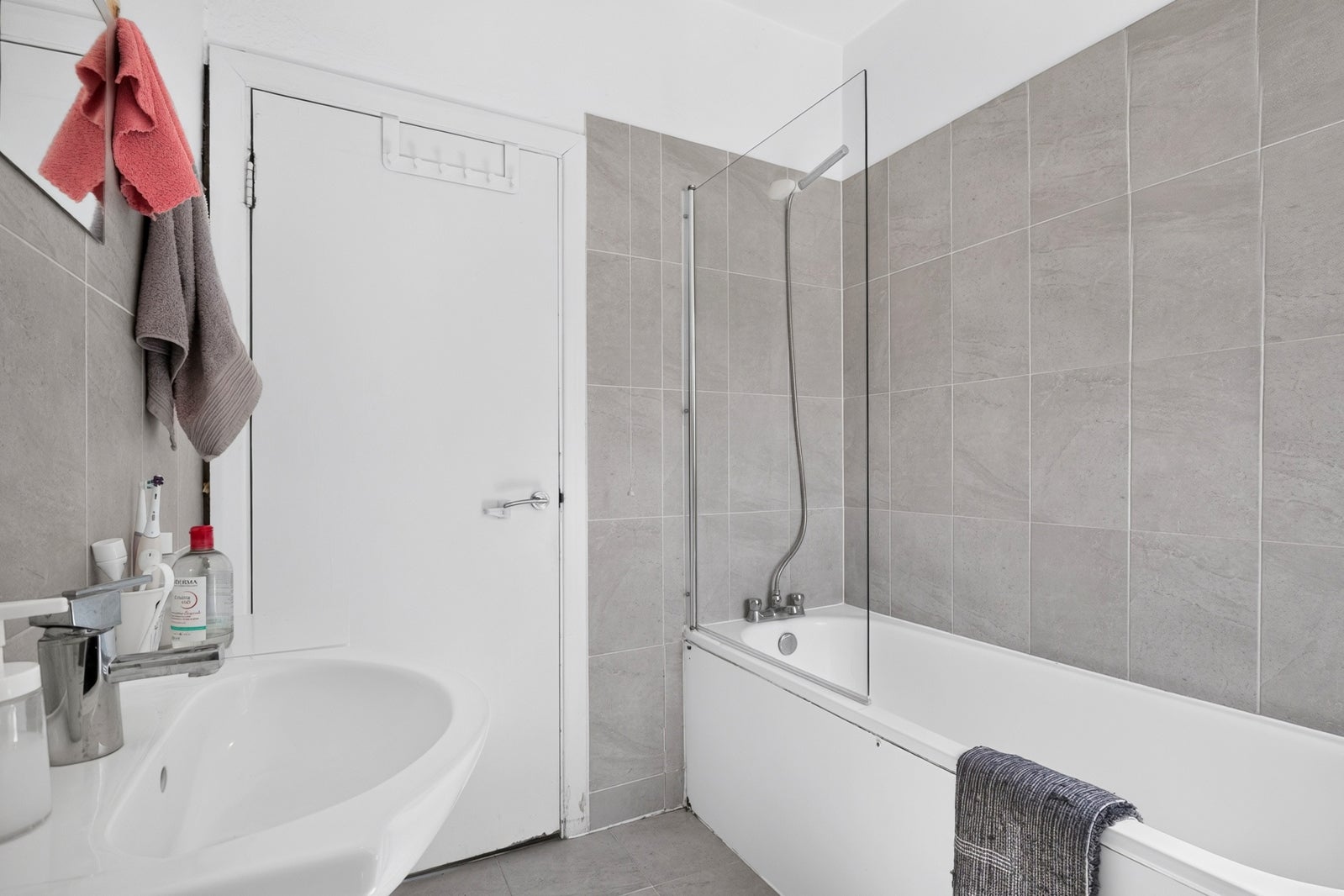 Flat Hawthorne Close in Greater London