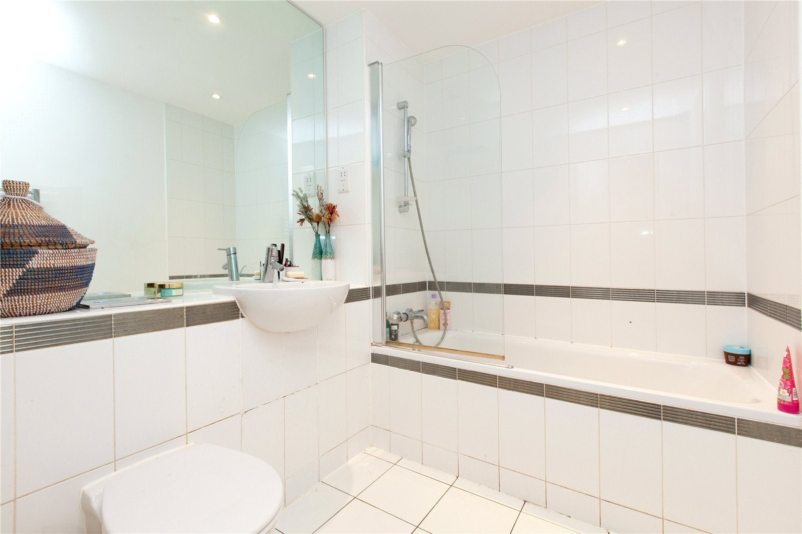 Flat Eden Grove in Greater London