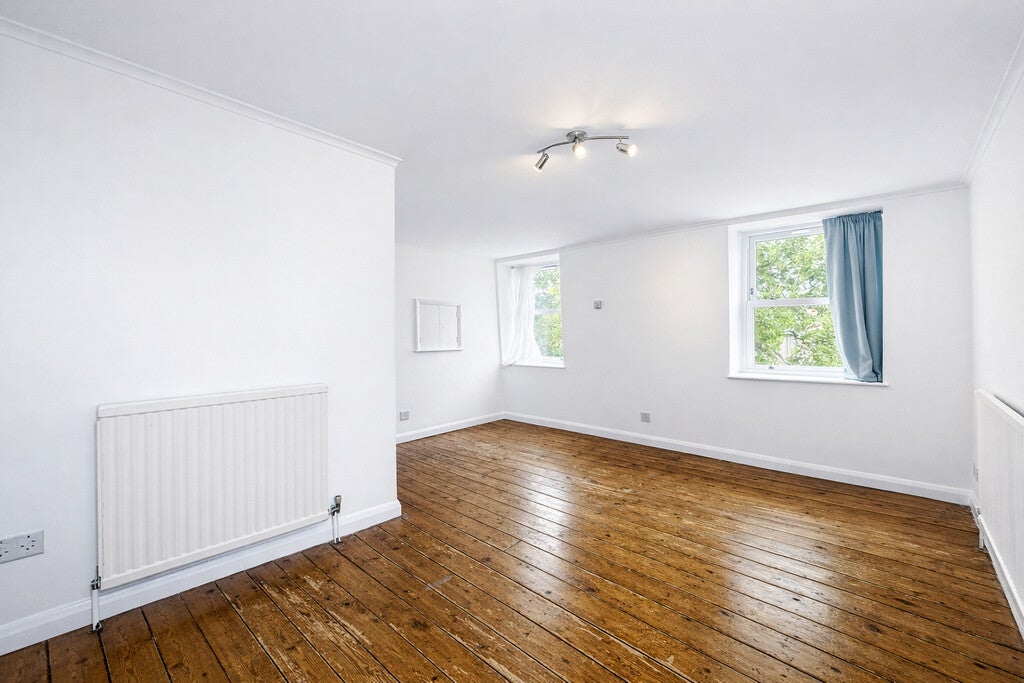 Flat Winthorpe Road in Greater London