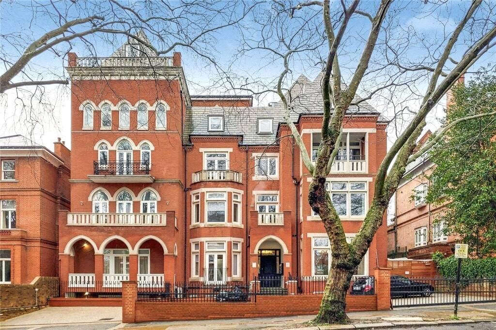 Flat Fitzjohn's Avenue in Greater London