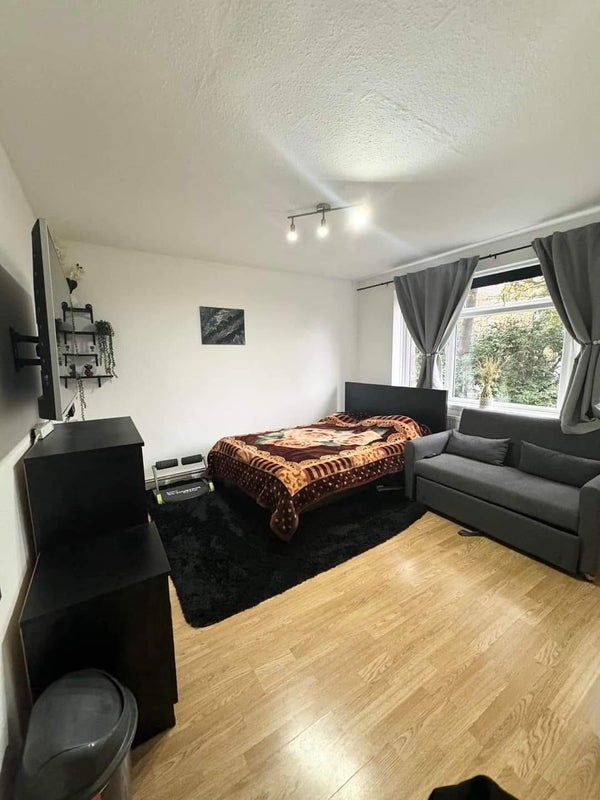 Flat Aran Drive in Greater London